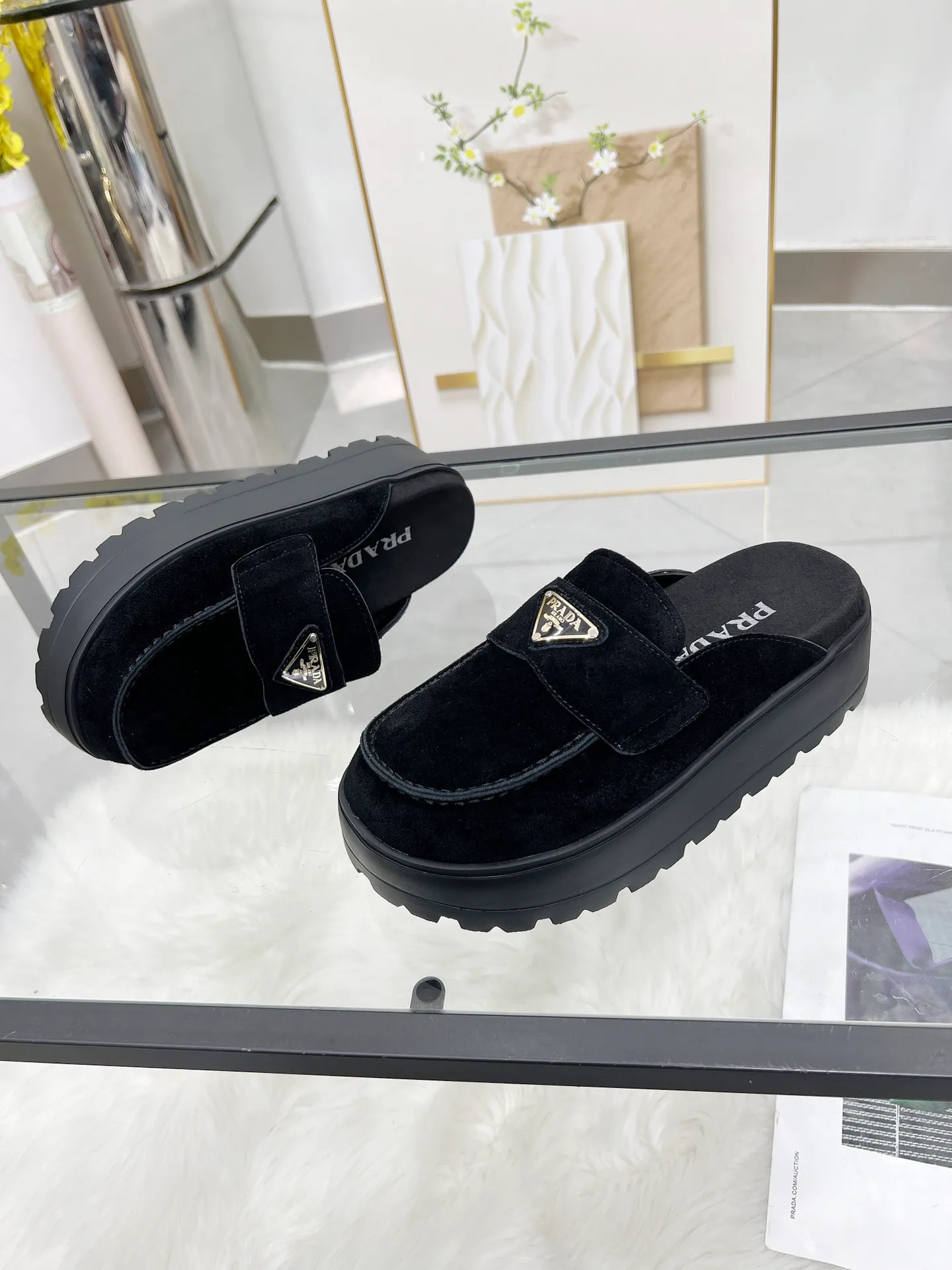 👟👟Ex-factory price 500👟👟 🌸Prada 2025 spring and summer new slippers 💫Velcro sandals The latest catwalk model, classic upgrades, comfort and fashionability coexist. Every color combination looks good, and the design matches different style needs ✅Upper: original customized cowhide ✅Inner lining: original customized sheepskin lining, cowhide feet ✅Outsole: original molded anti-slip outsole ✅Number of codes: 35-40 (41 customized, non-refundable and non-exchangeable)